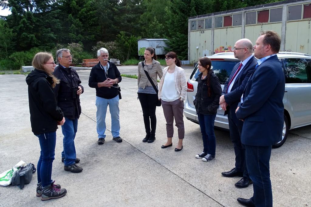 Foto: Treffen am SOLARPARK zur Scheckübergabe an den NABU-Waldsolms sowie zum Interview / Filmaufnahmen mit den Mitarbeiterinnen vom DG VERLAG aus Wiesbaden. (Foto: Claus Wolfram / NABU)